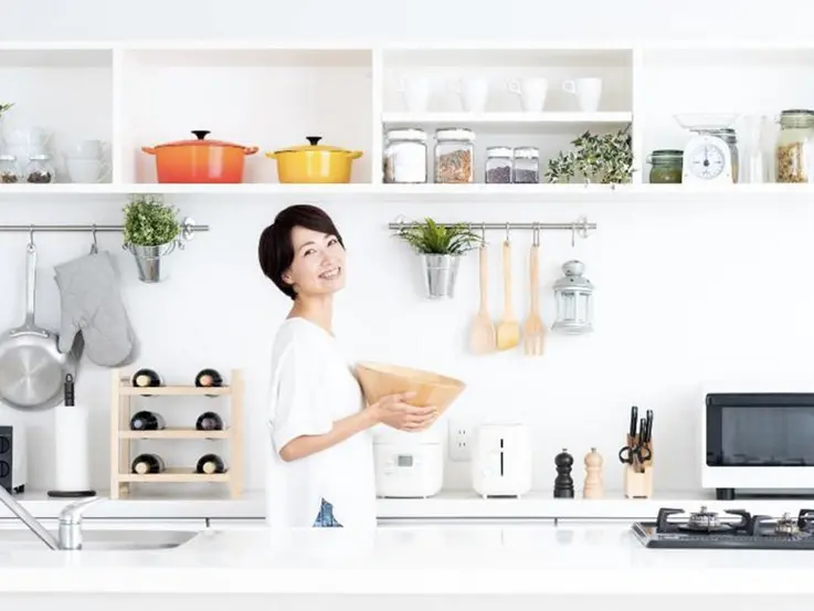 リフォームされた部屋にいる家族